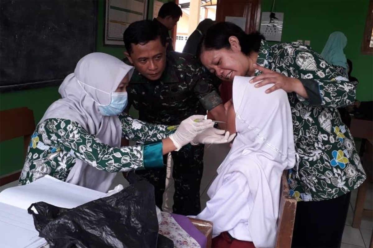 TNI Kodim Cilacap dampingi pemeriksaan kesehatan anak
