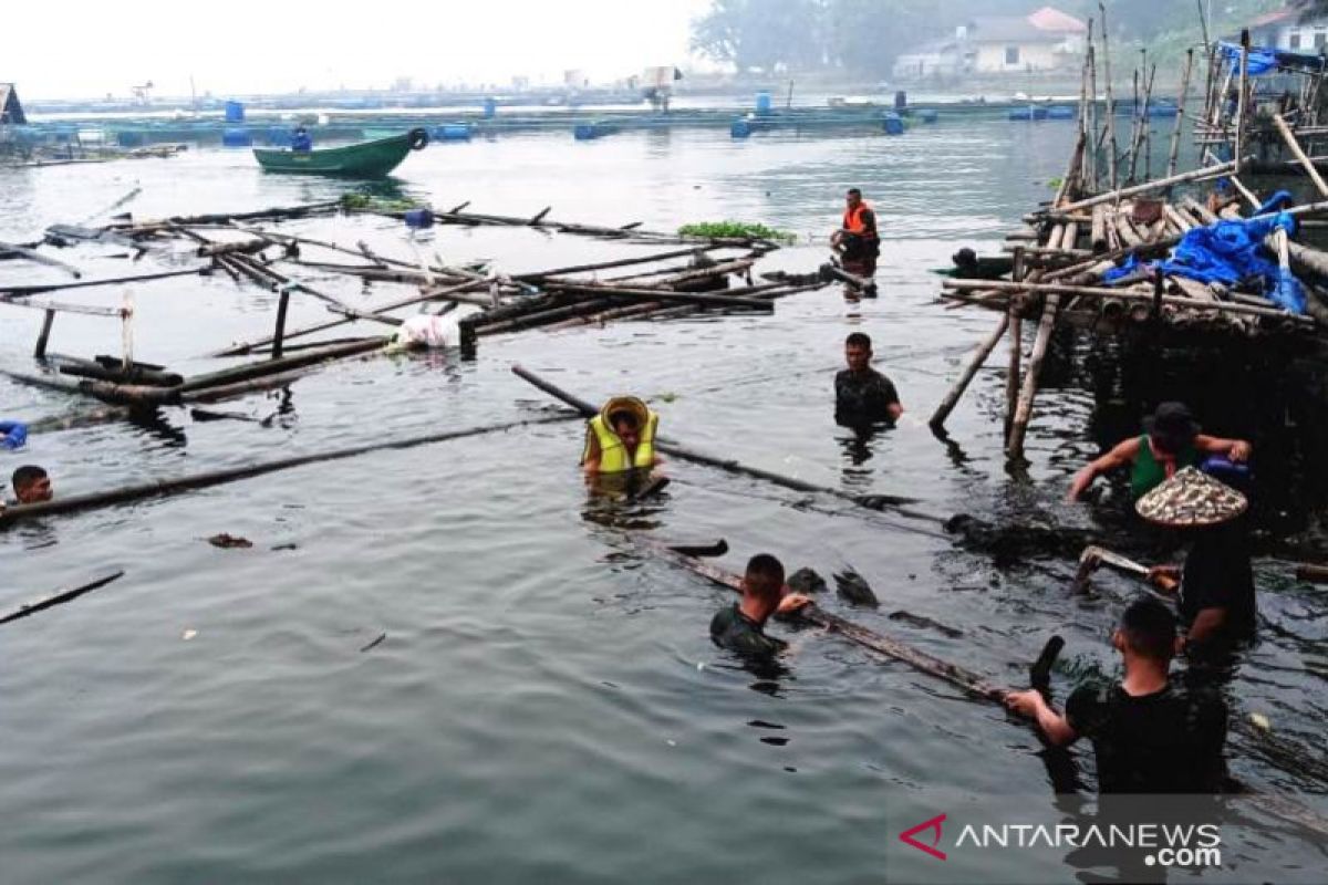 Pemkab Agam bongkar 2.500-an keramba  dari Danau Maninjau
