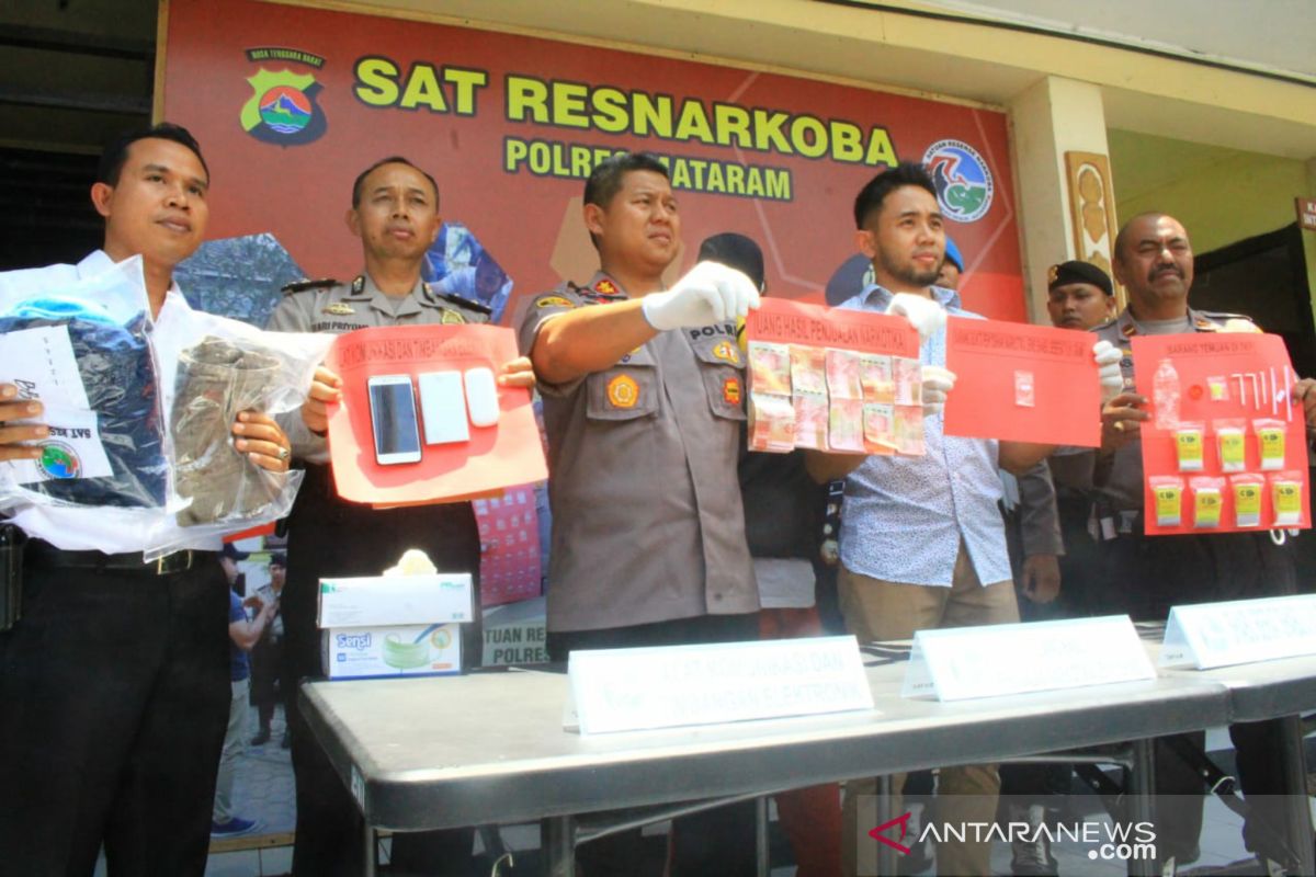 Polres Mataram mengungkap kasus peredaran sabu-sabu