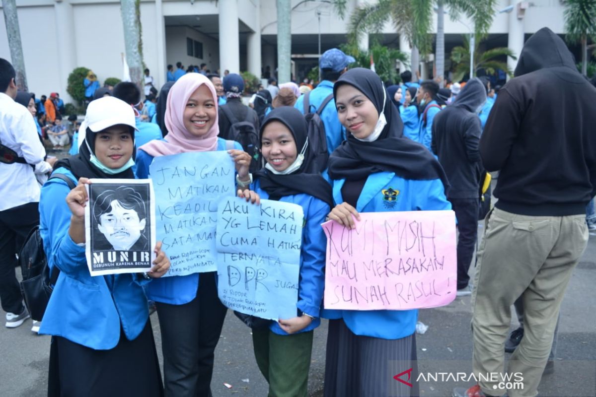 Beragam poster kocak saat mahasiswa Kalbar demo tolak RUU KUHP dan KPK