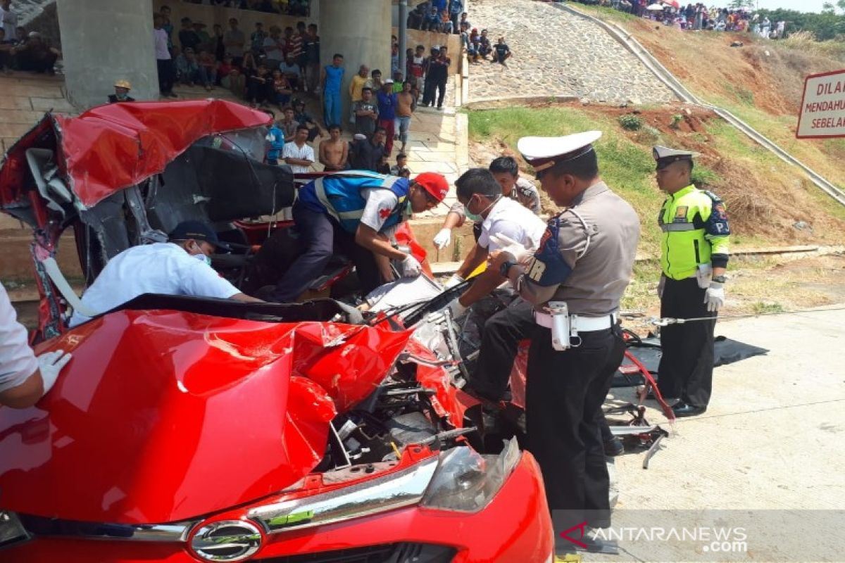 Dua tewas setelah sedan tabrak truk di tol Batang