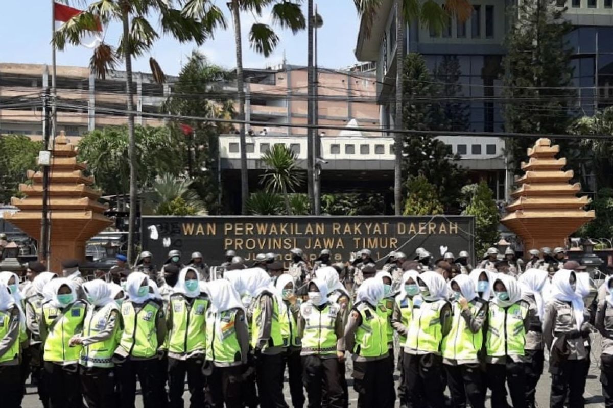 Polda siagakan pasukan "Asmaul Husna" dinginkan demo di Surabaya