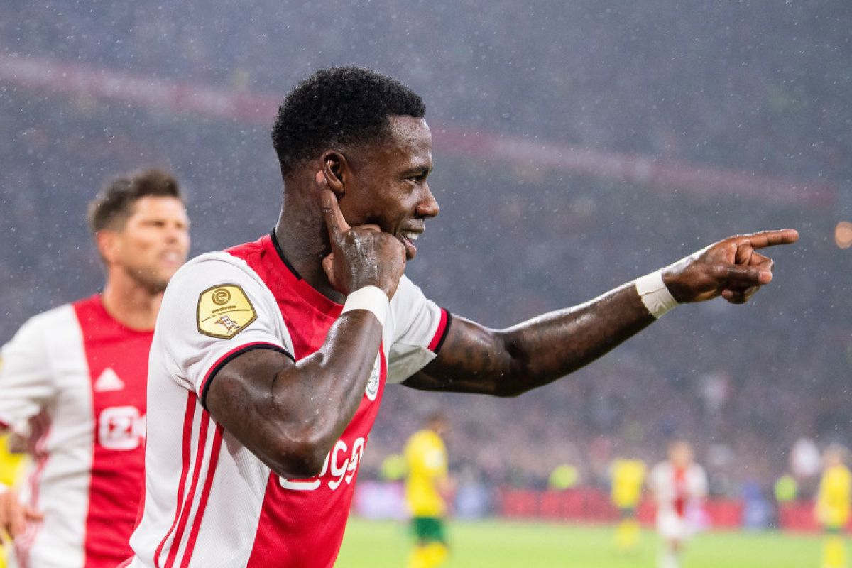 Ajax kembali ke puncak setelah digusur PSV dua jam