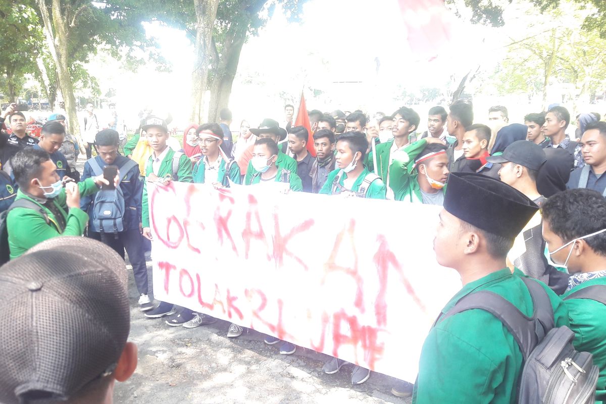 100 Mahasiswa STAI JM Tanjungpura datangi DPRD Langkat