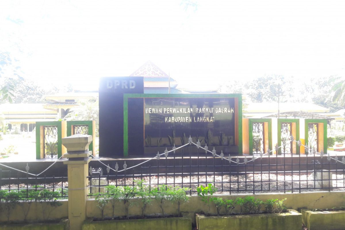 Mahasiswa unjuk rasa, pimpinan dan anggota DPRD Langkat  di luar kota