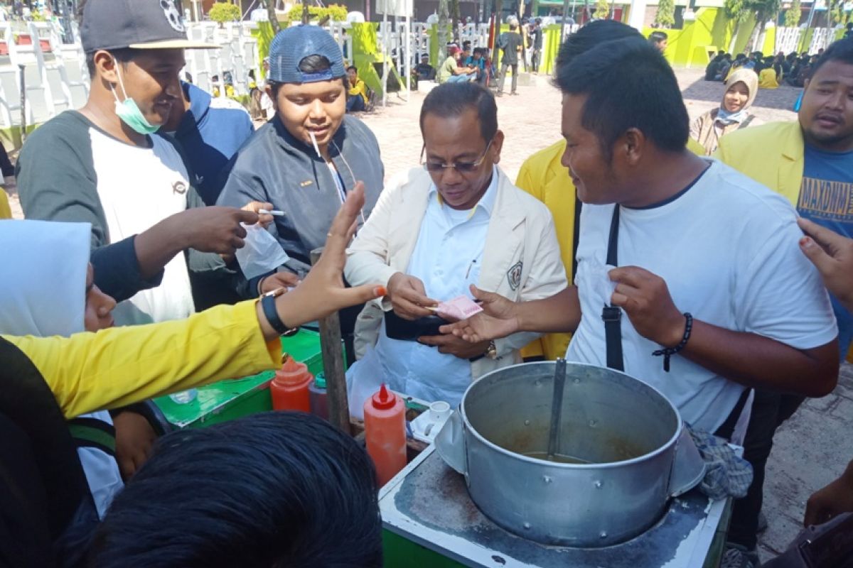 Wakil Ketua DPRK Aceh Barat bayari jajanan untuk mahasiswa saat istirahat  demo