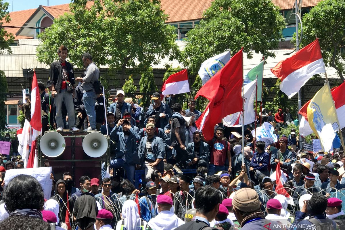 Ribuan mahasiswa mulai berdatangan di Gedung DPRD Jatim