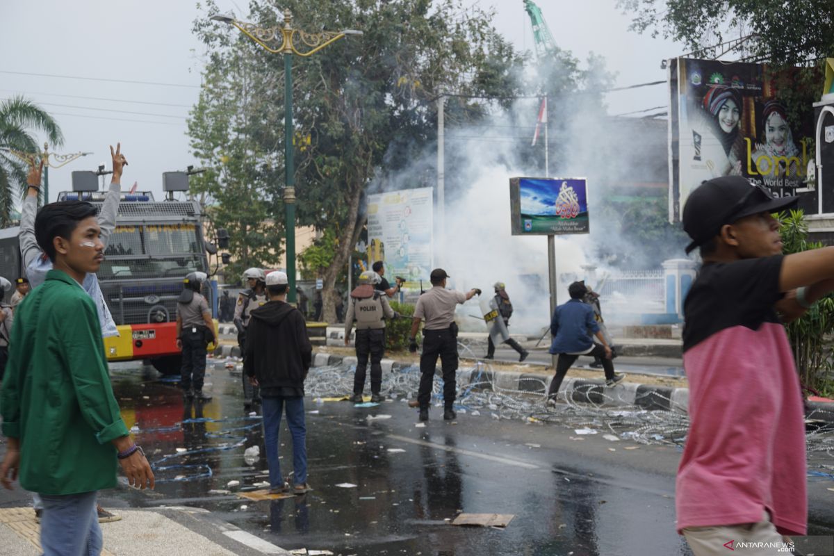 Unjuk rasa ribuan mahasiswa di DPRD Sultra berujung ricuh