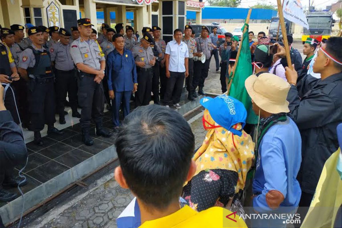 Puluhan mahasiswa datangi DPRD Barito Utara sampai tuntutan