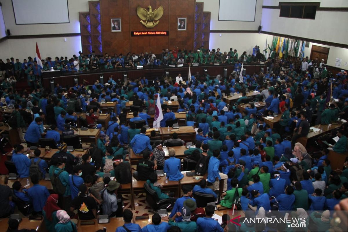 Ribuan mahasiswa duduki ruang sidang utama DPRA