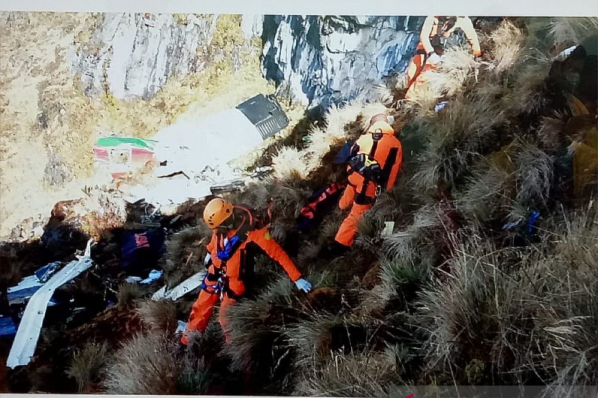 Menantang maut di pegunungan Papua demi evakuasi korban kecelakaan pesawat
