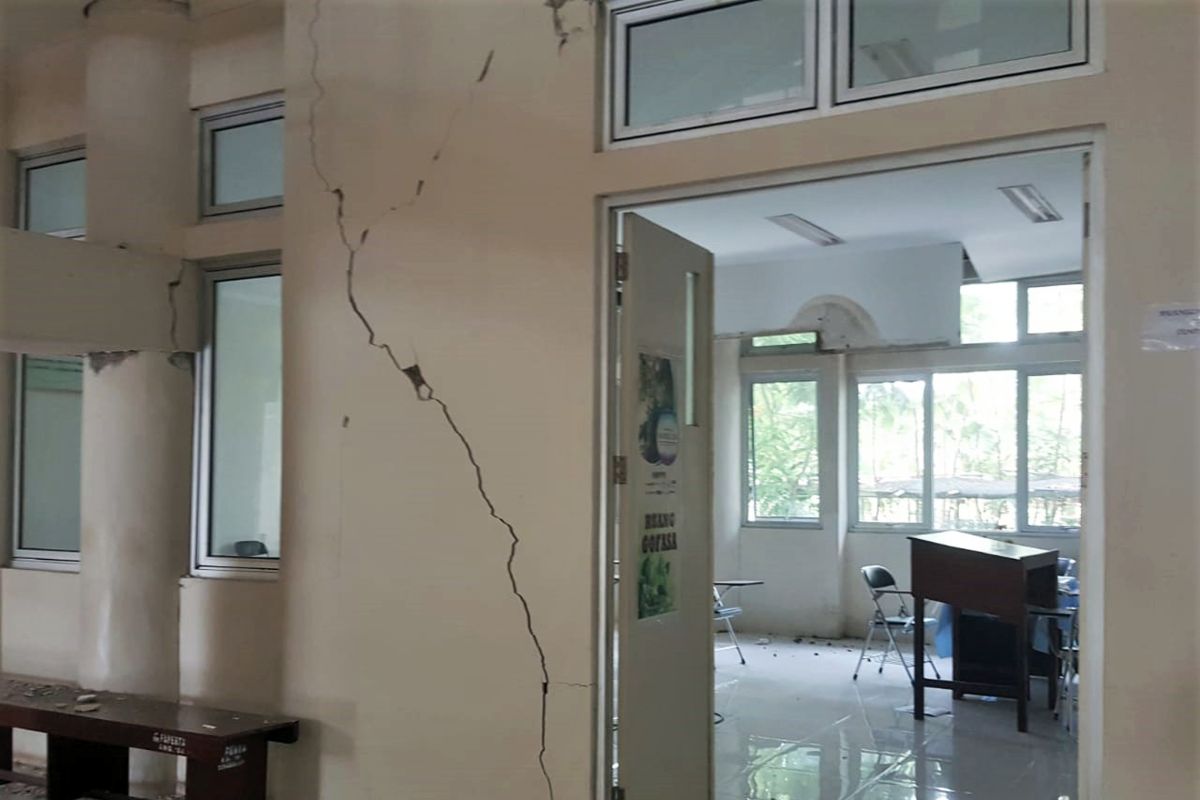 Gempa Ambon sebabkan kerusakan bangunan dan fasilitas umum