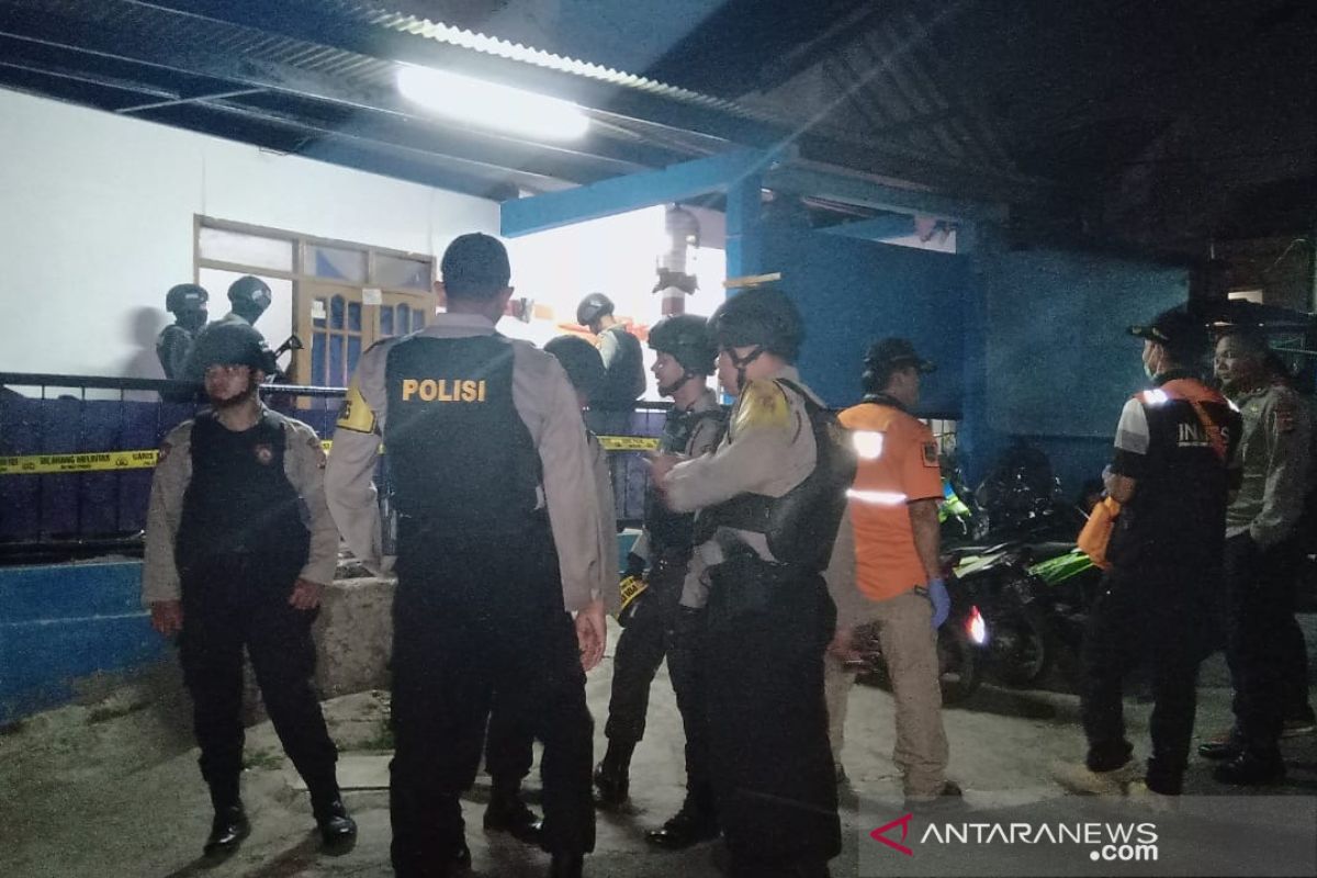 Polisi geledah rumah kontrakan perakit bom di Cimahi