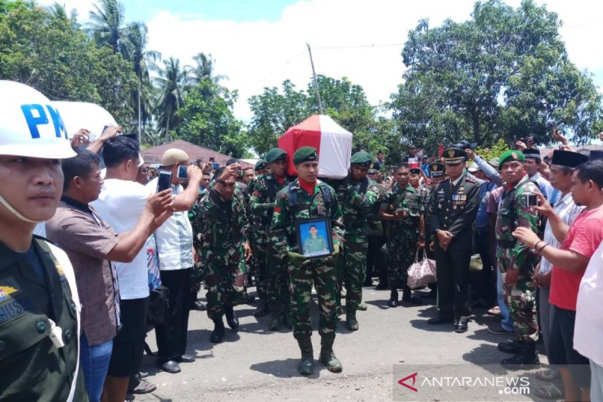 Anggota TNI tewas di Papua dimakamkan ke kampung halamannya di Malut