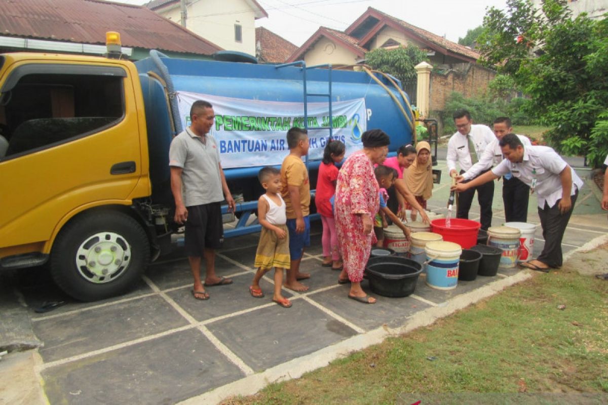 Pemkot dan PDAM Jambi distribusikan air bersih