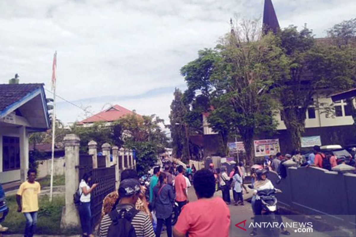 Warga Ambon panik cari dataran tinggi, lalu lintas macet