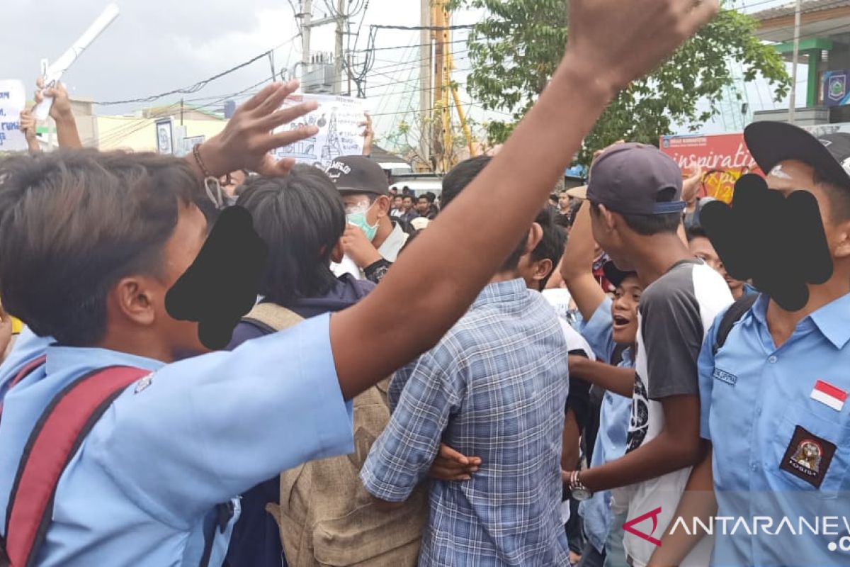 Pelajar SMK Mataram rasakan perihnya gas air mata saat demo