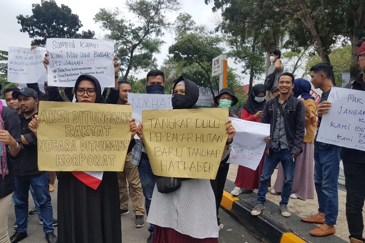 Demo RUU KPK dan RKUHP, Masyarakat lakukan aksi di DPRD Riau