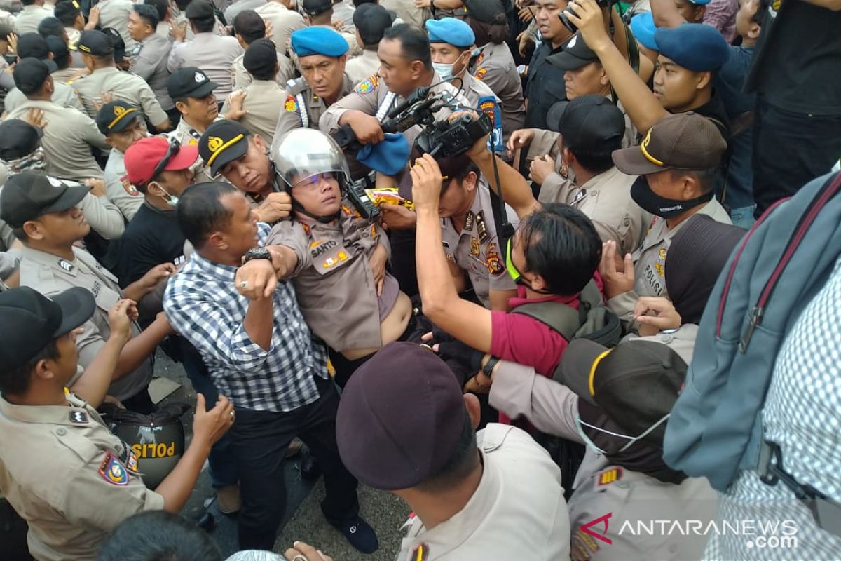 Kapolresta Pekanbaru pingsan saat amankan demo mahasiswa di DPRD Riau