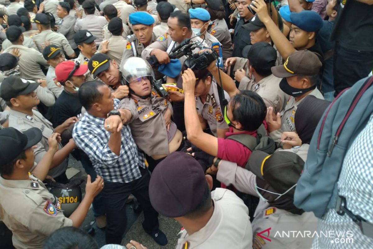 Kapolresta Pekanbaru pingsan saat amankan demo mahasiswa