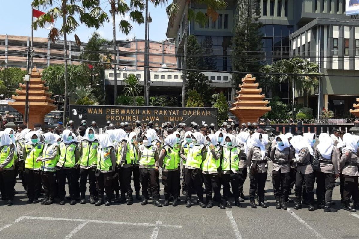 Dinginkan demo Surabaya, Polda Jatim terjunkan pasukan Asmaul Husna