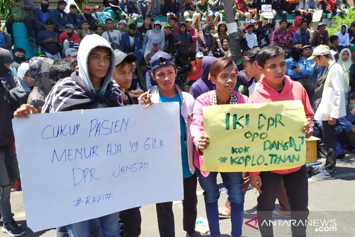 Puluhan siswa SMK Surabaya ikut demo di DPRD Jatim