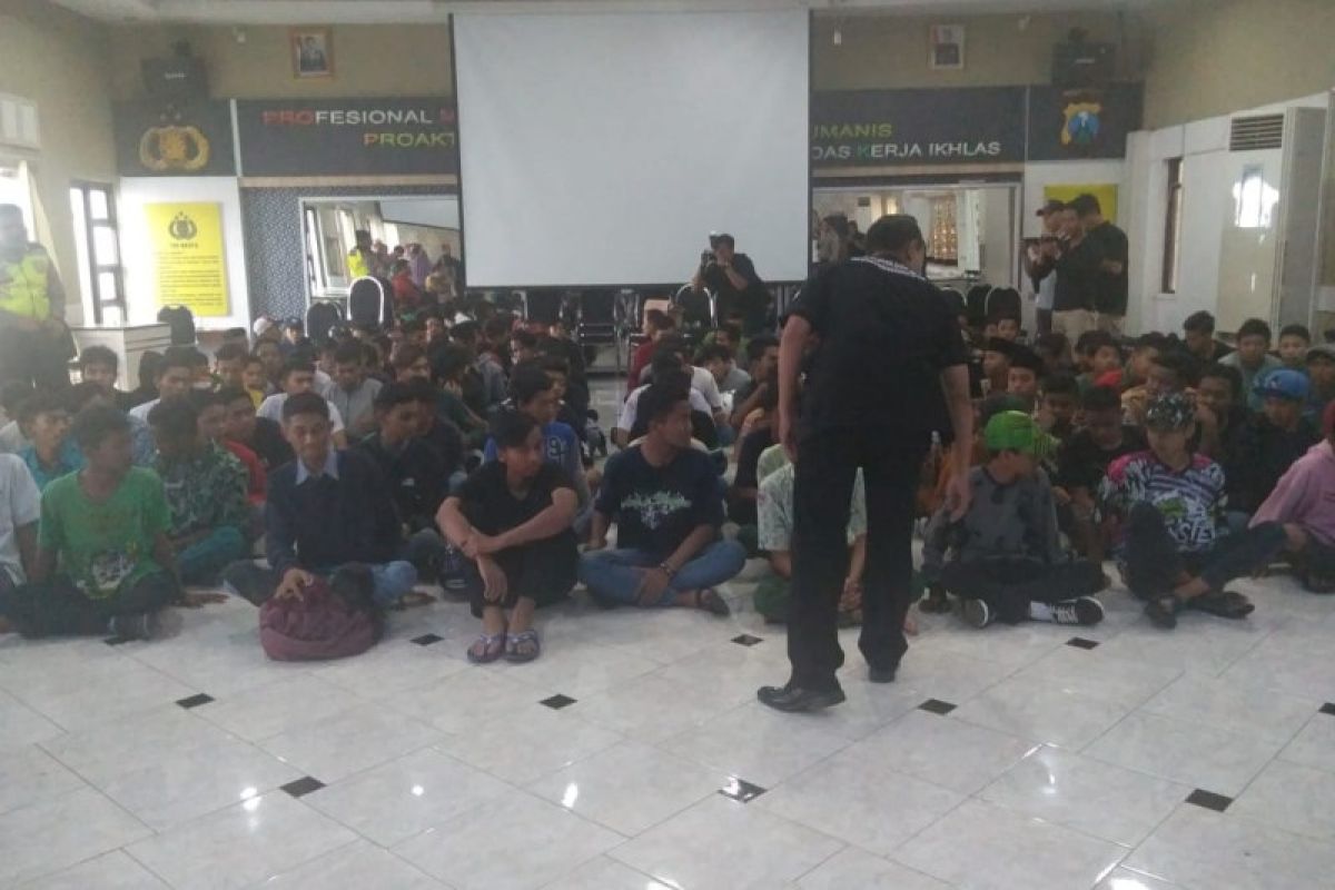 Polisi Sidoarjo razia pelajar peserta demo