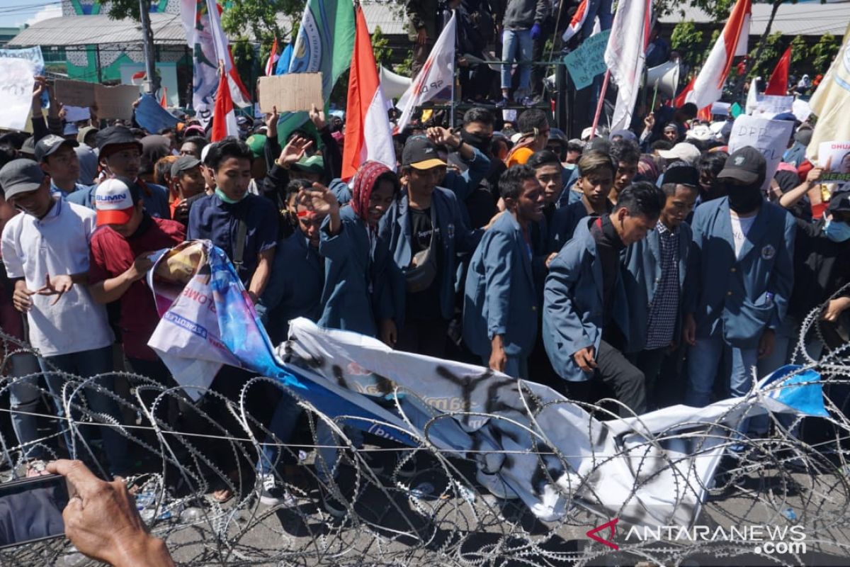Sempat memanas, demo mahasiswa di Surabaya berlangsung tertib