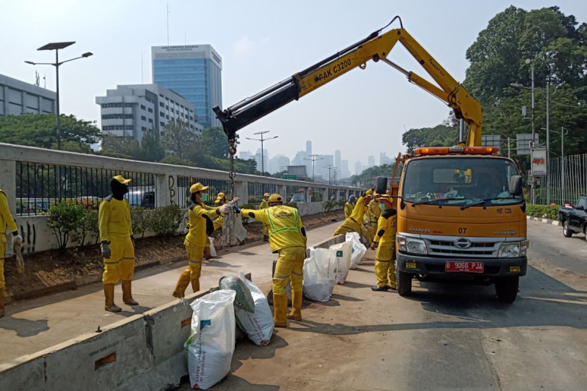 Bina Marga perbaiki pembatas beton Transjakarta gunakan "crane truck"