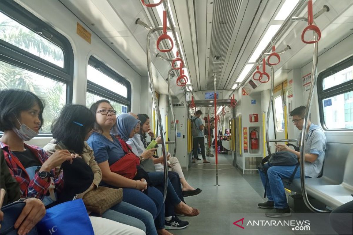 Penumpang bandingkan fasilitas LRT dan KRL