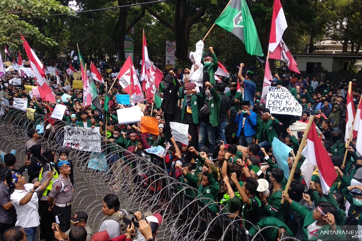 Ribuan mahasiswa Tulungagung gelar aksi tolak RUU KUHP dan UU KPK