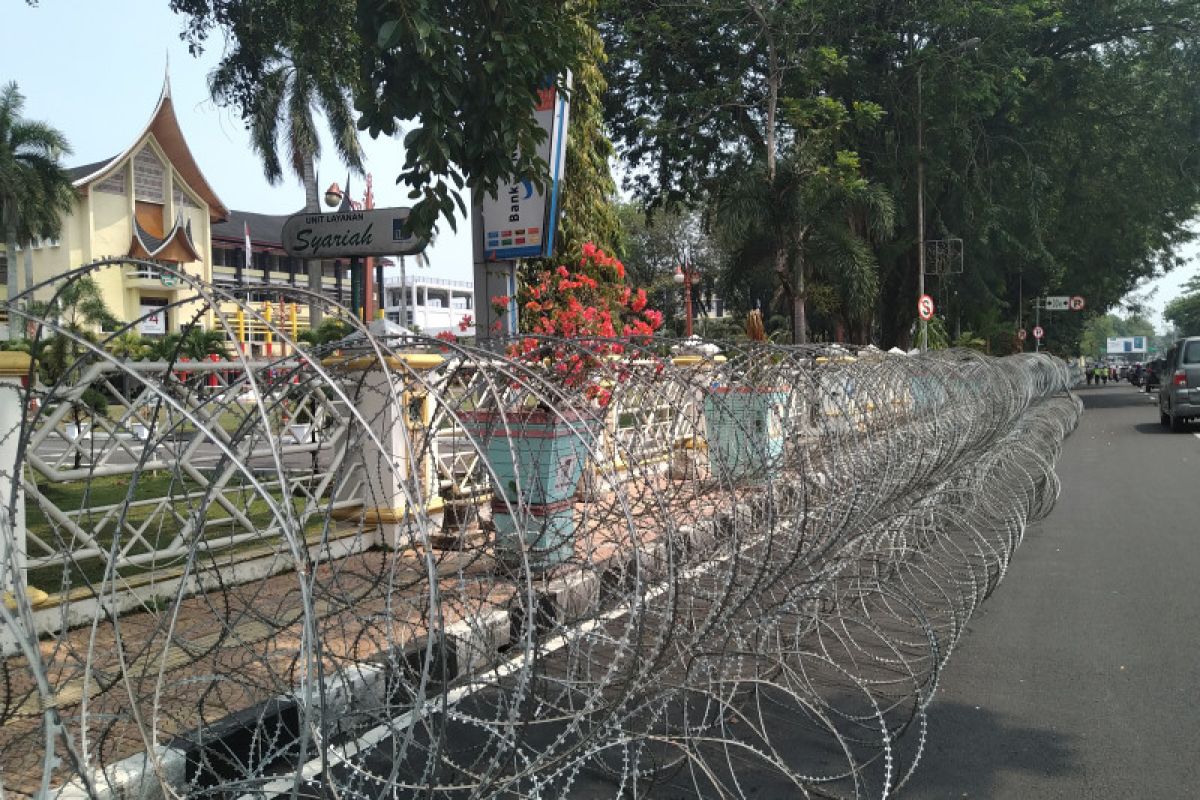 Antisipasi demo anarkis, Polisi Pasang Kawat Berduri di Kantor Gubernur Sumbar