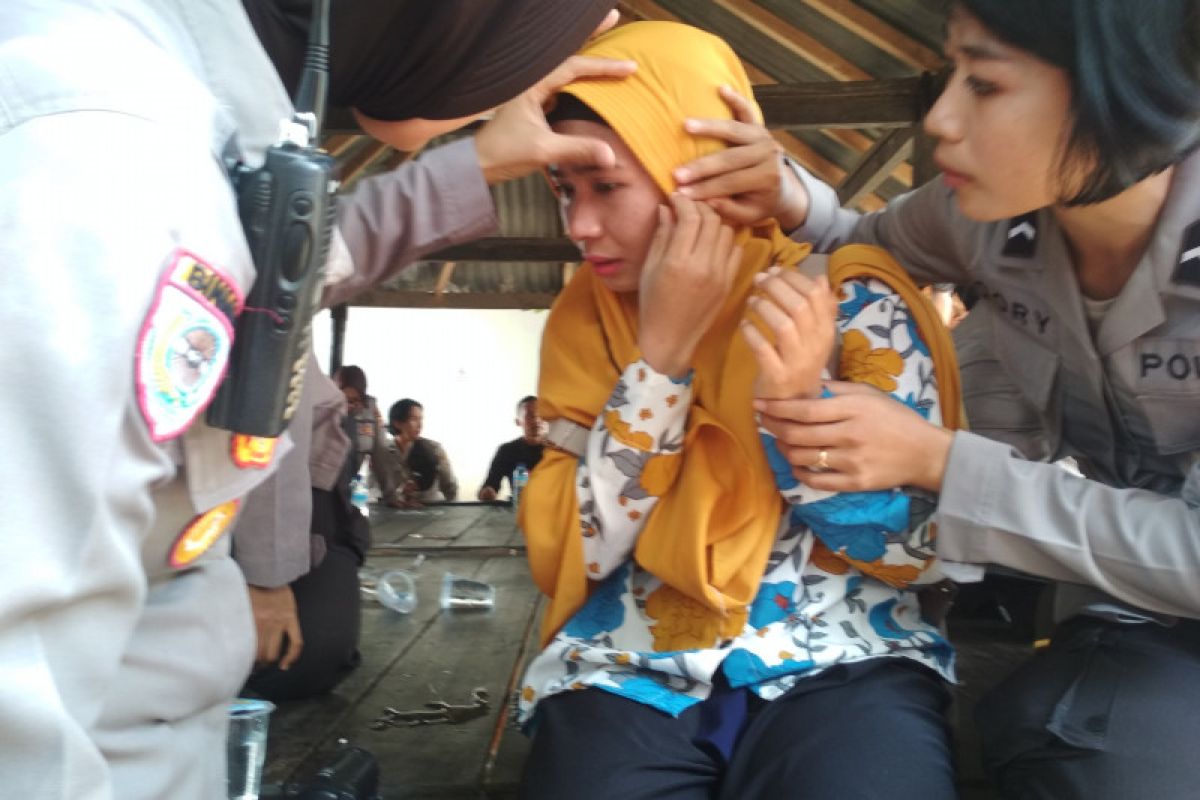 Unjuk rasa di DPRD NTB , wartawan Lombok TV terkena lemparan batu