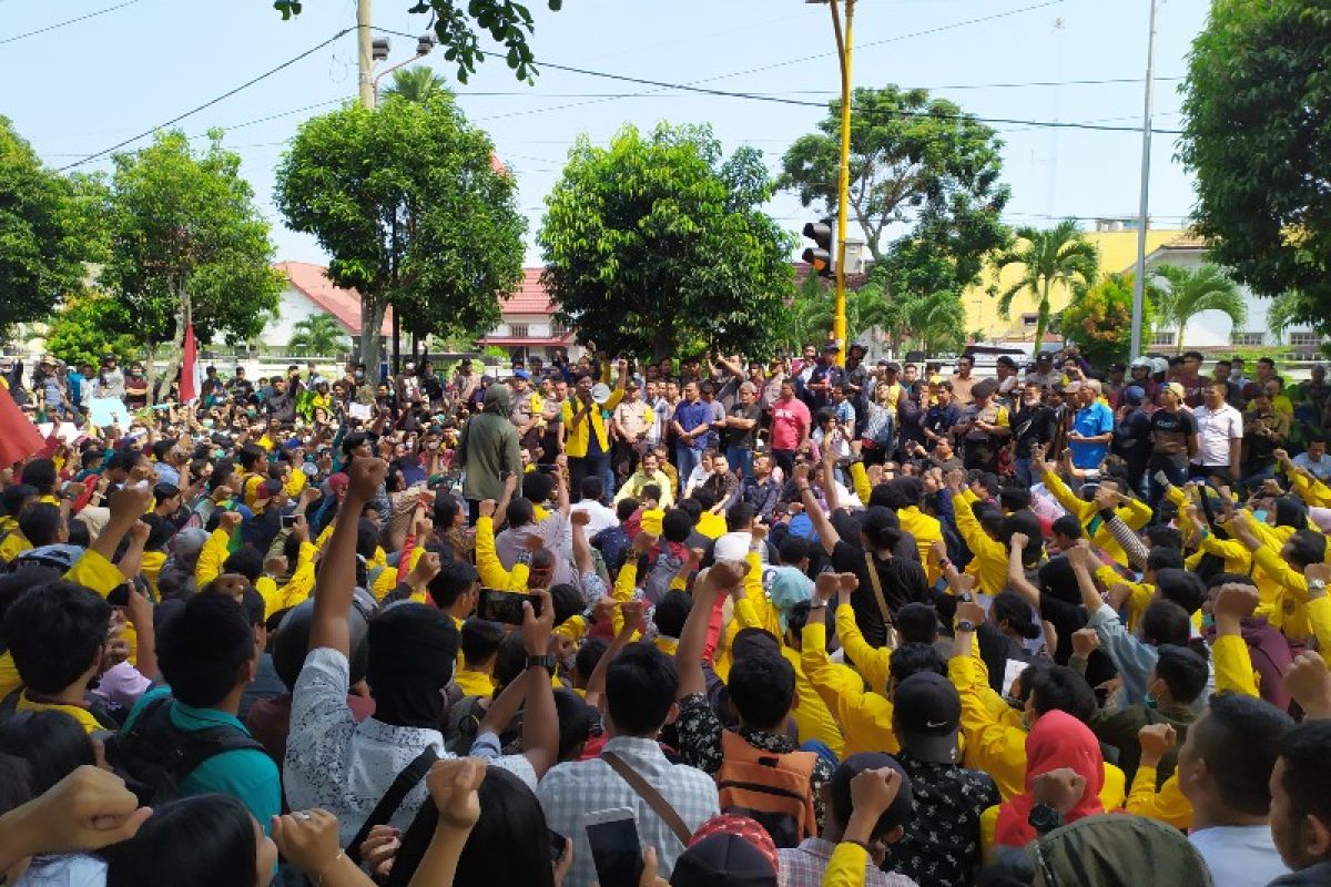 Ribuan mahasiswa demo di DPRD Pematangsiantar tolak RUU