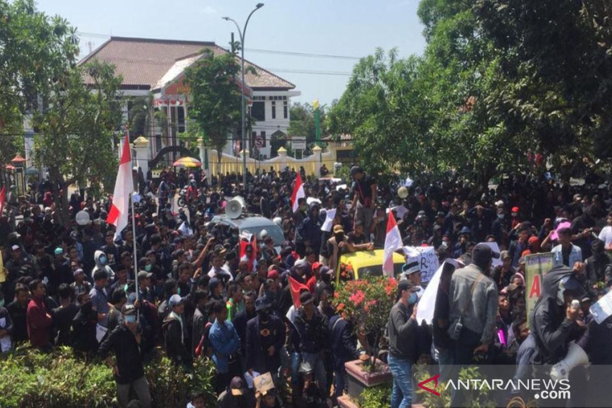 Di Bangkalan, polisi tembakkan gas air mata saat demonstran terobos barikade