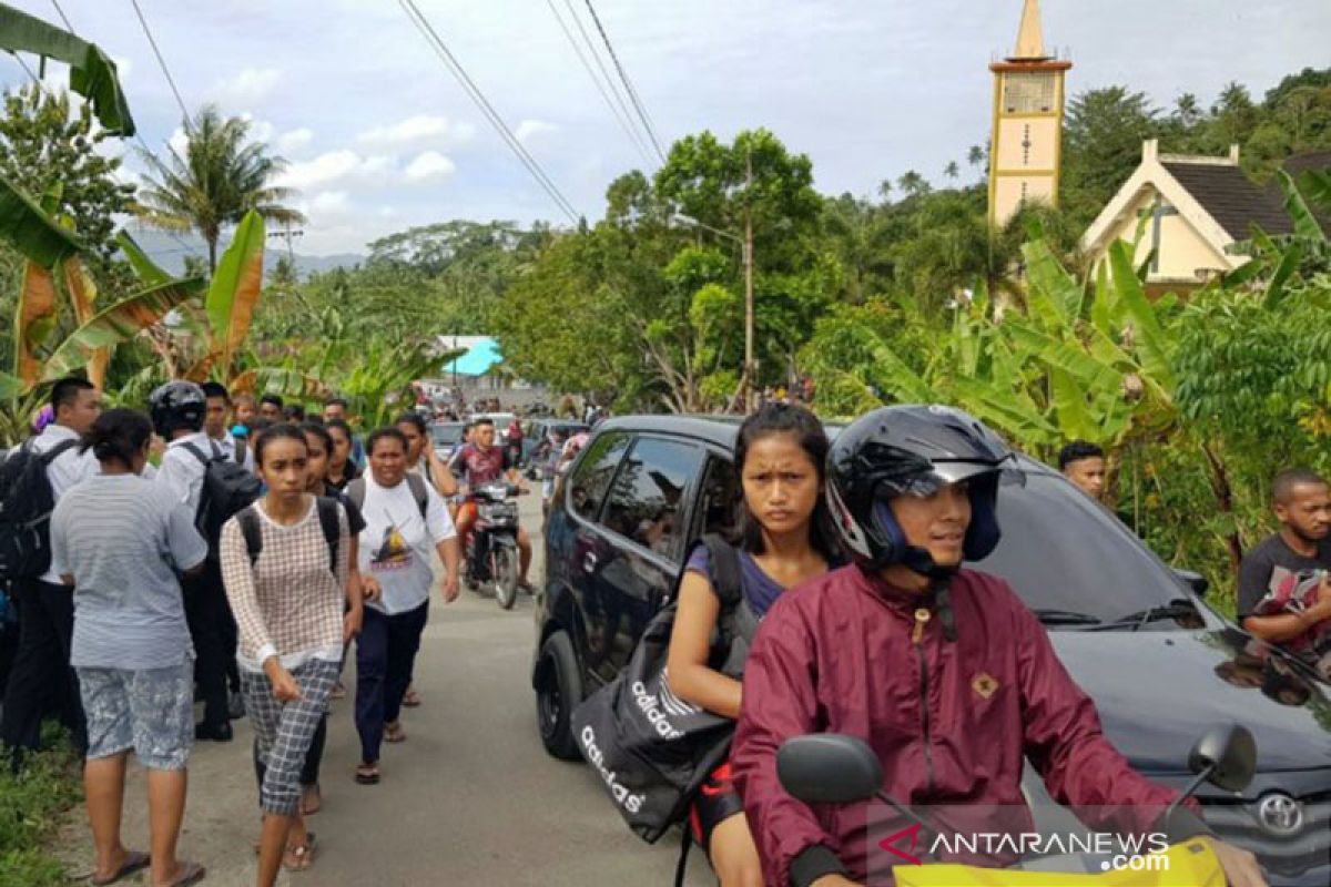 Warga Leihitu panik mengungsi ke dataran tinggi khawatir tsunami