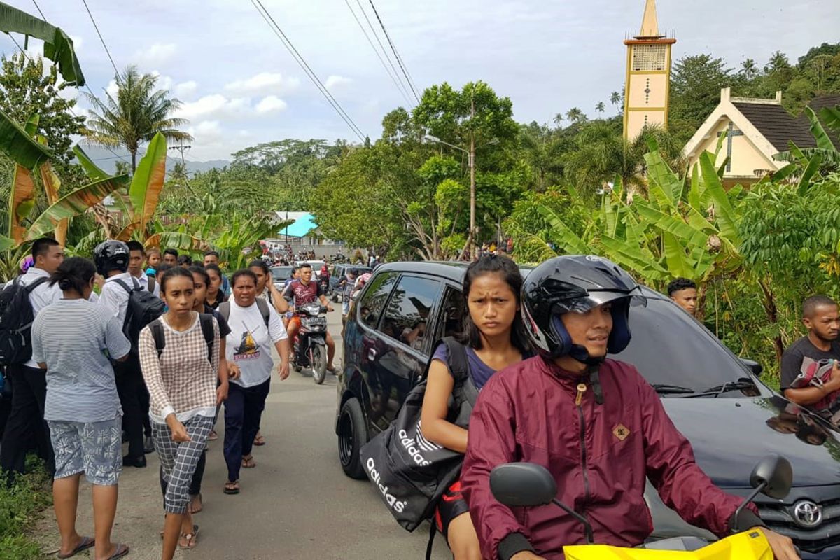 Khawatir tsunami, warga Leihitu panik mengungsi ke dataran tinggi