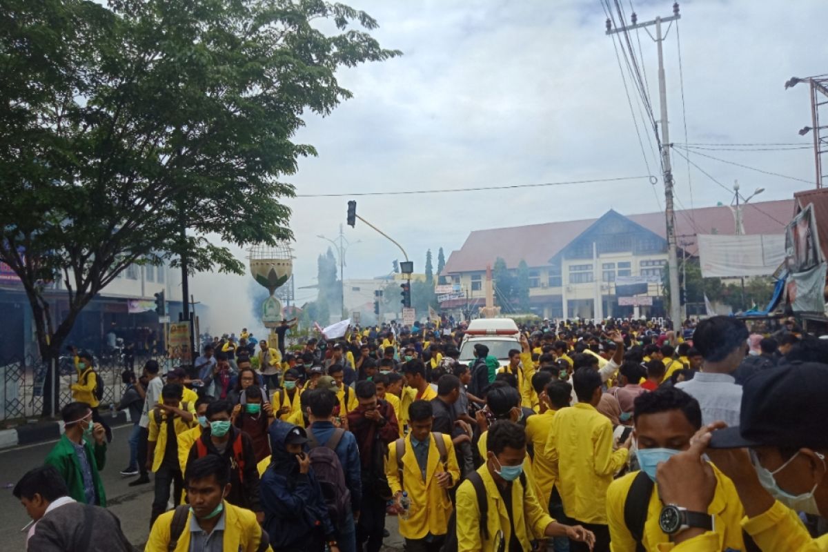 Rusuh, polisi bubarkan demo mahasiswa di Aceh Barat pakai gas air mata