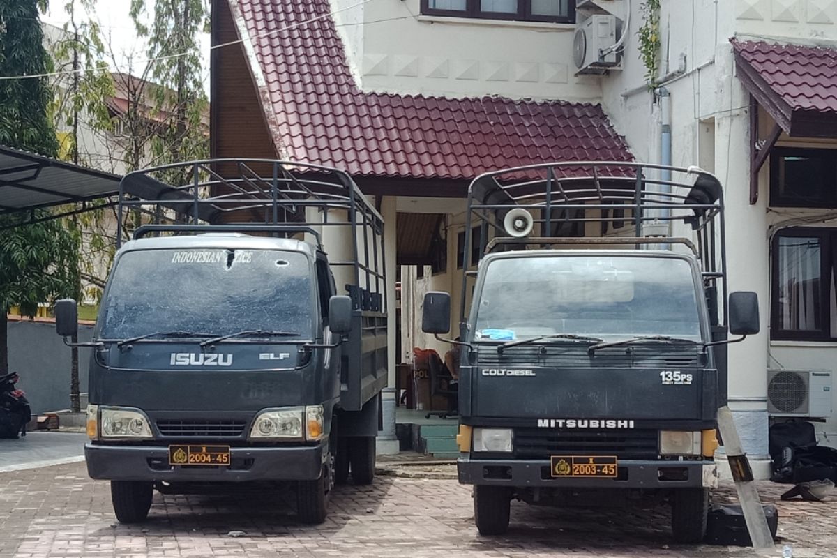 Mobil polisi dan sejumlah fasilitas di depan DPRK Aceh Barat rusak