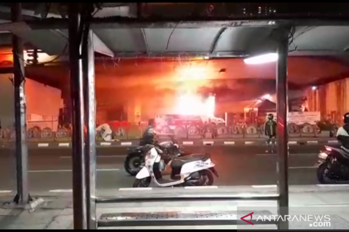 Perusuh bakar pos polisi Tomang