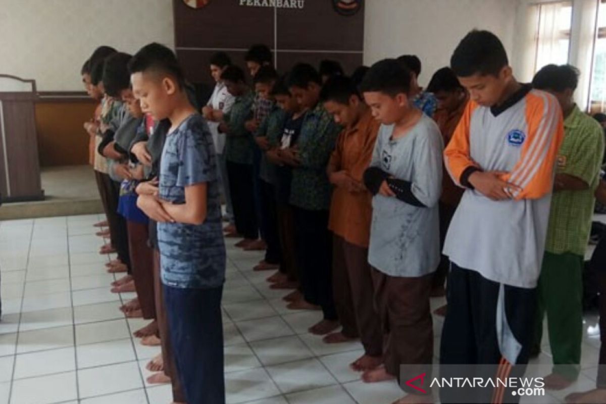 Bolos ke warnet, puluhan pelajar Pekanbaru dihukum shalat berjamaah