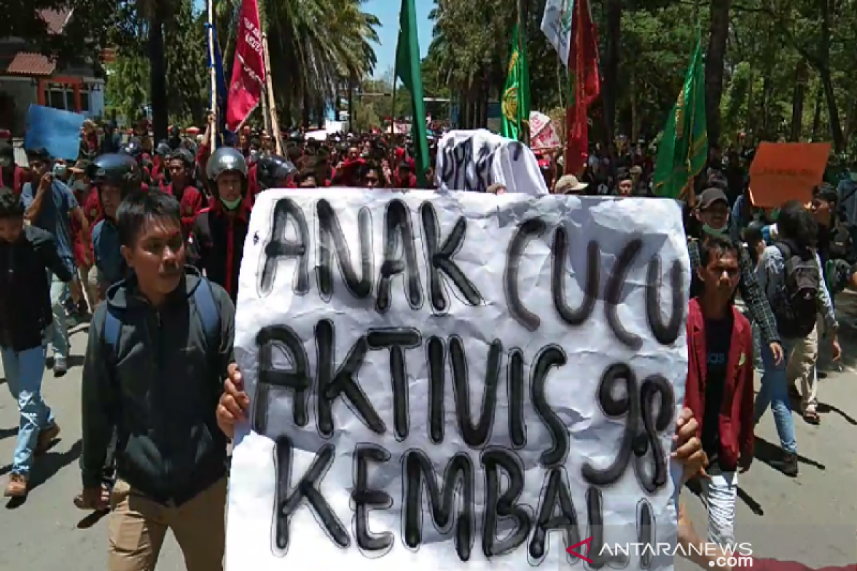 Ribuan mahasiswa turun ke jalan menuju kantor DPRD Sultra