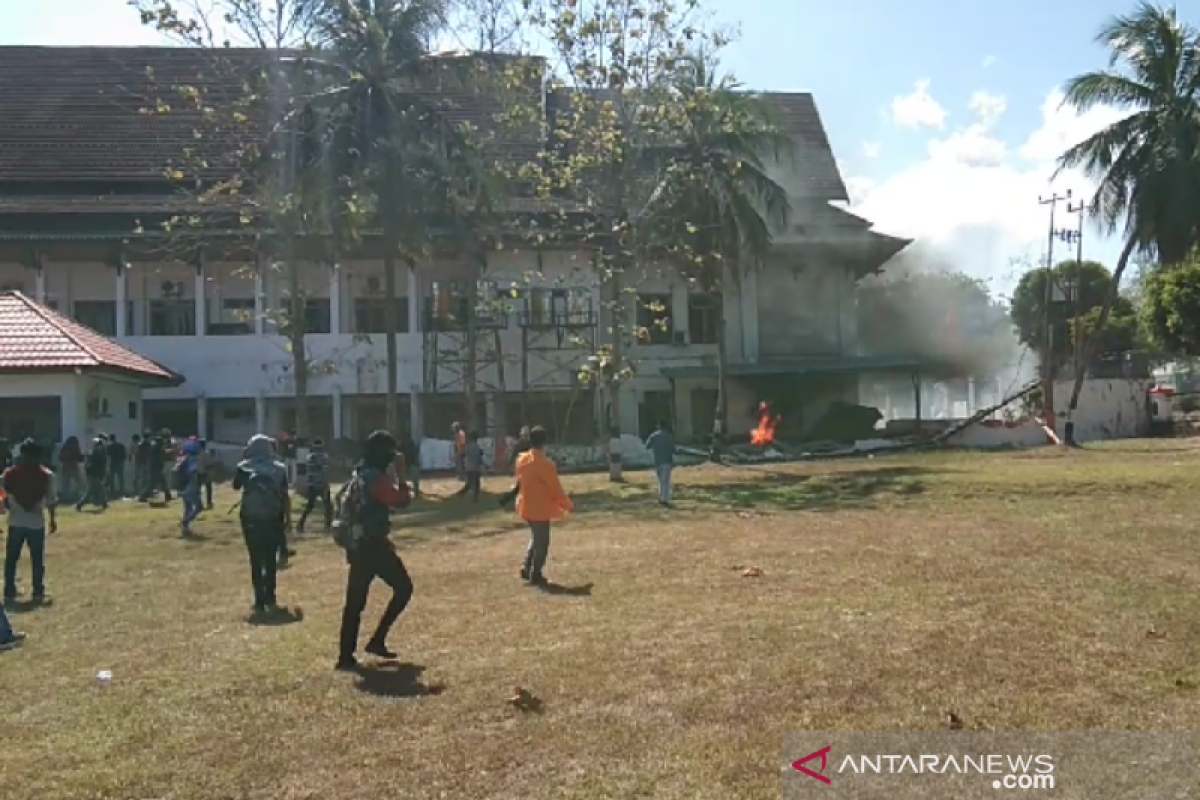 Unjuk rasa ribuan mahasiswa di DPRD Sultra berujung ricuh