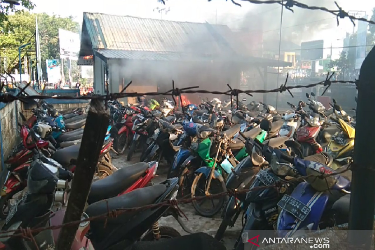 Unjuk rasa di DPRD Sultra, massa bakar pos Polisi