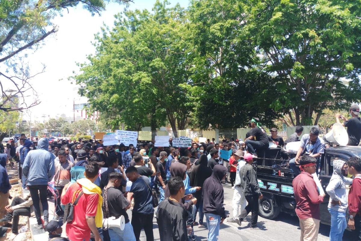 Mahasiswa di Kupang gelar unjuk rasa damai