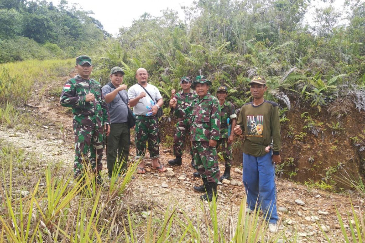 Dandim Putussibau dan warga cek lokasi TMMD di Embaloh Hulu