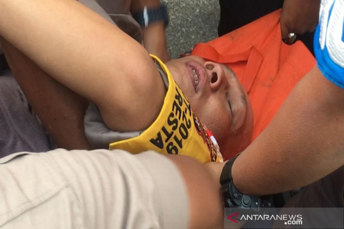 (VIDEO) - Kapolresta Pekanbaru kolaps karena terhimpit mahasiswa saat demo di DPRD Riau