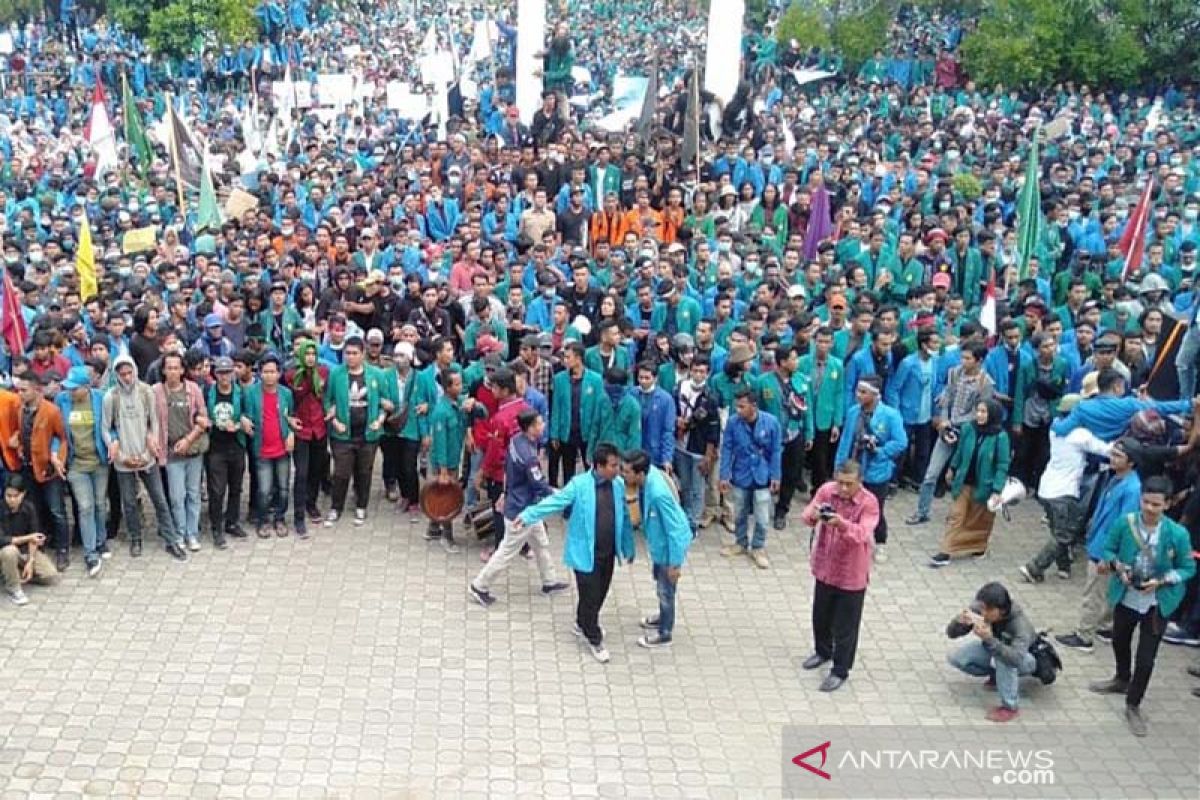 Ribuan mahasiswa mulai masuk halaman DPR Aceh