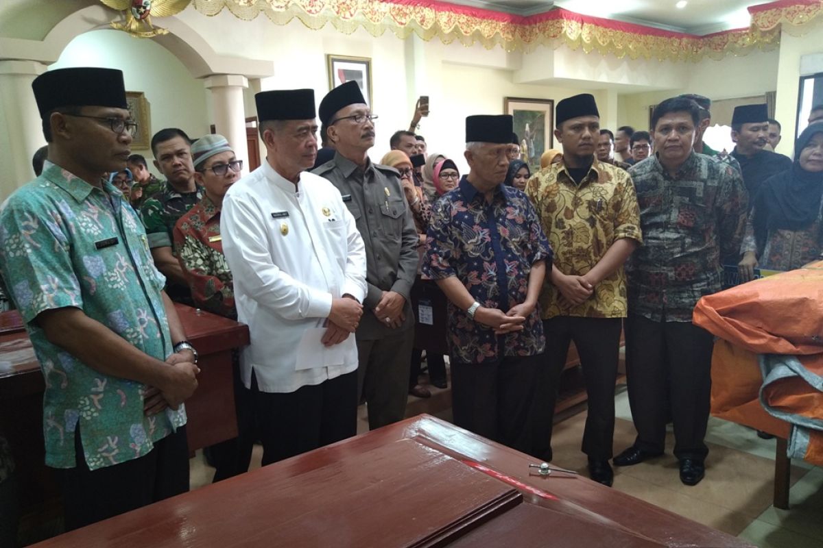 Wagub Sumbar bertahan di Bandara tunggu jenazah dari Wamena