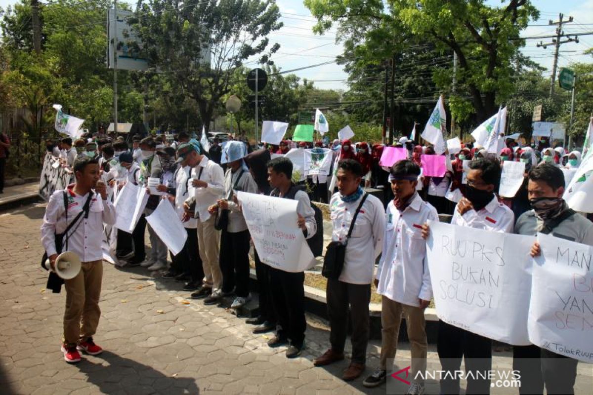 Seratusan mahasiswa Solo aksi tolak RUU PKS